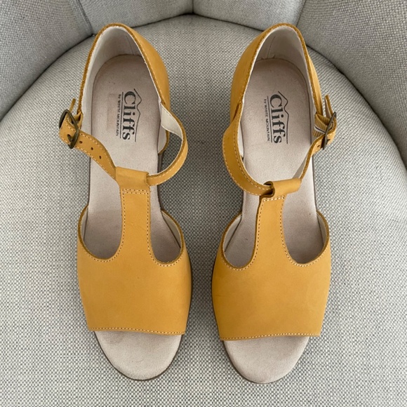 Cliffs by White Mountain Peep Toe T-Strap Wedge Sandal Mustard Leather Sz 8.5 - Picture 4 of 11